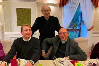 Sie hatten sich viel zu erzählen: Erzbischof Alfons Nossol (mitte), Kaplan Philipp Schöppner (links) und Dechant Andreas Weber (rechts)